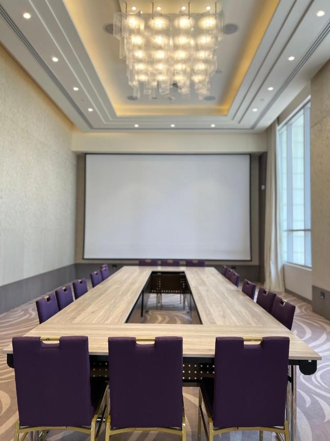 Khalidia Palace Hotel Dubai By Mourouj Gloria Dış mekan fotoğraf A projection screen in a meeting room