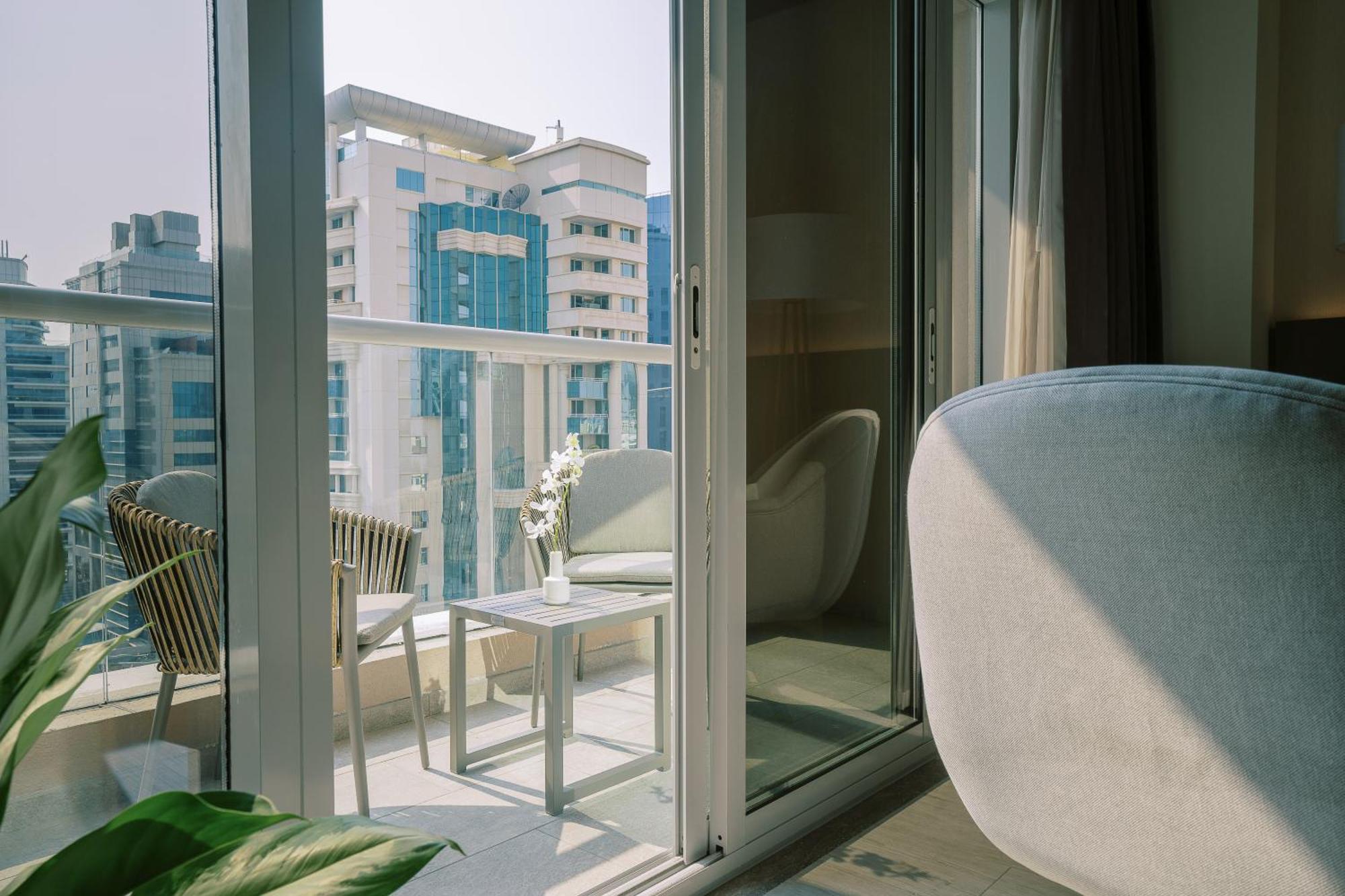 Khalidia Palace Hotel Dubai By Mourouj Gloria Dış mekan fotoğraf A balcony in a residential apartment