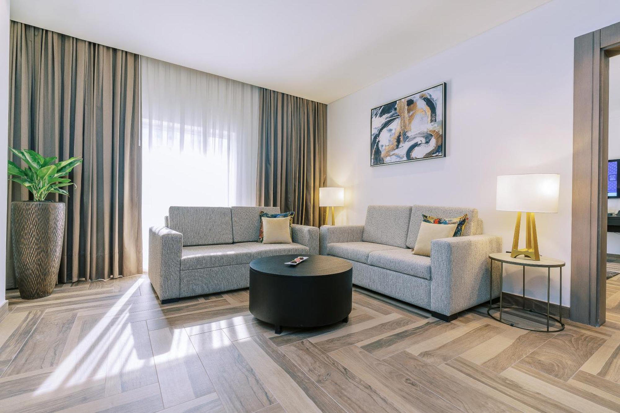 Khalidia Palace Hotel Dubai By Mourouj Gloria Dış mekan fotoğraf A living room at the hotel