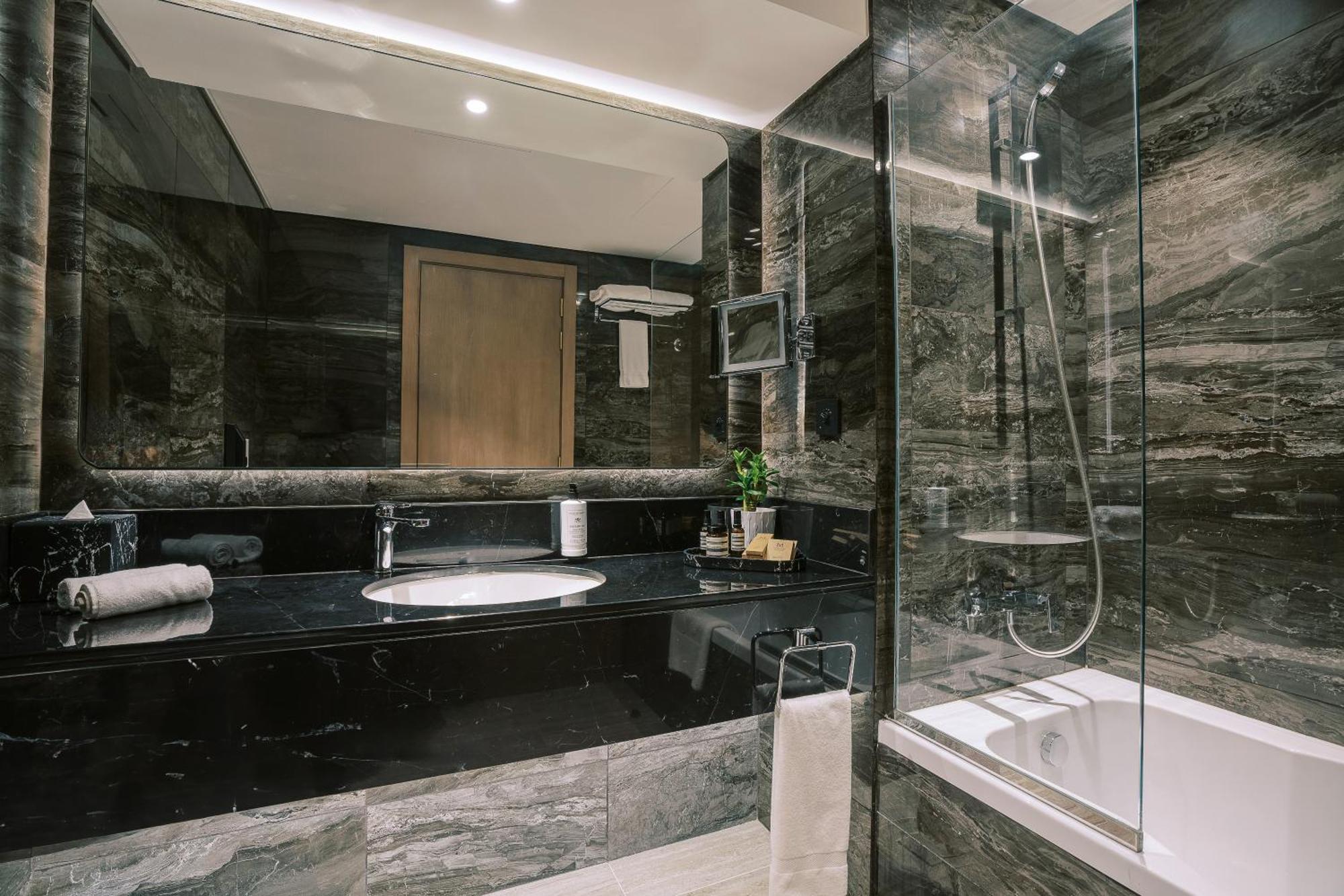 Khalidia Palace Hotel Dubai By Mourouj Gloria Dış mekan fotoğraf Bathroom