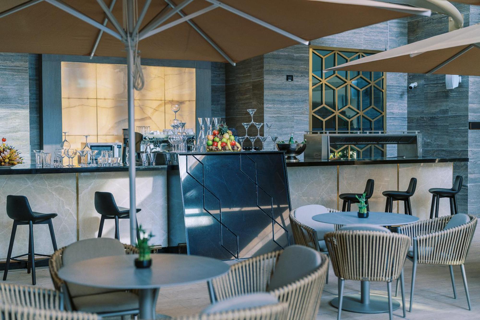 Khalidia Palace Hotel Dubai By Mourouj Gloria Dış mekan fotoğraf The bar at the 101 lounge