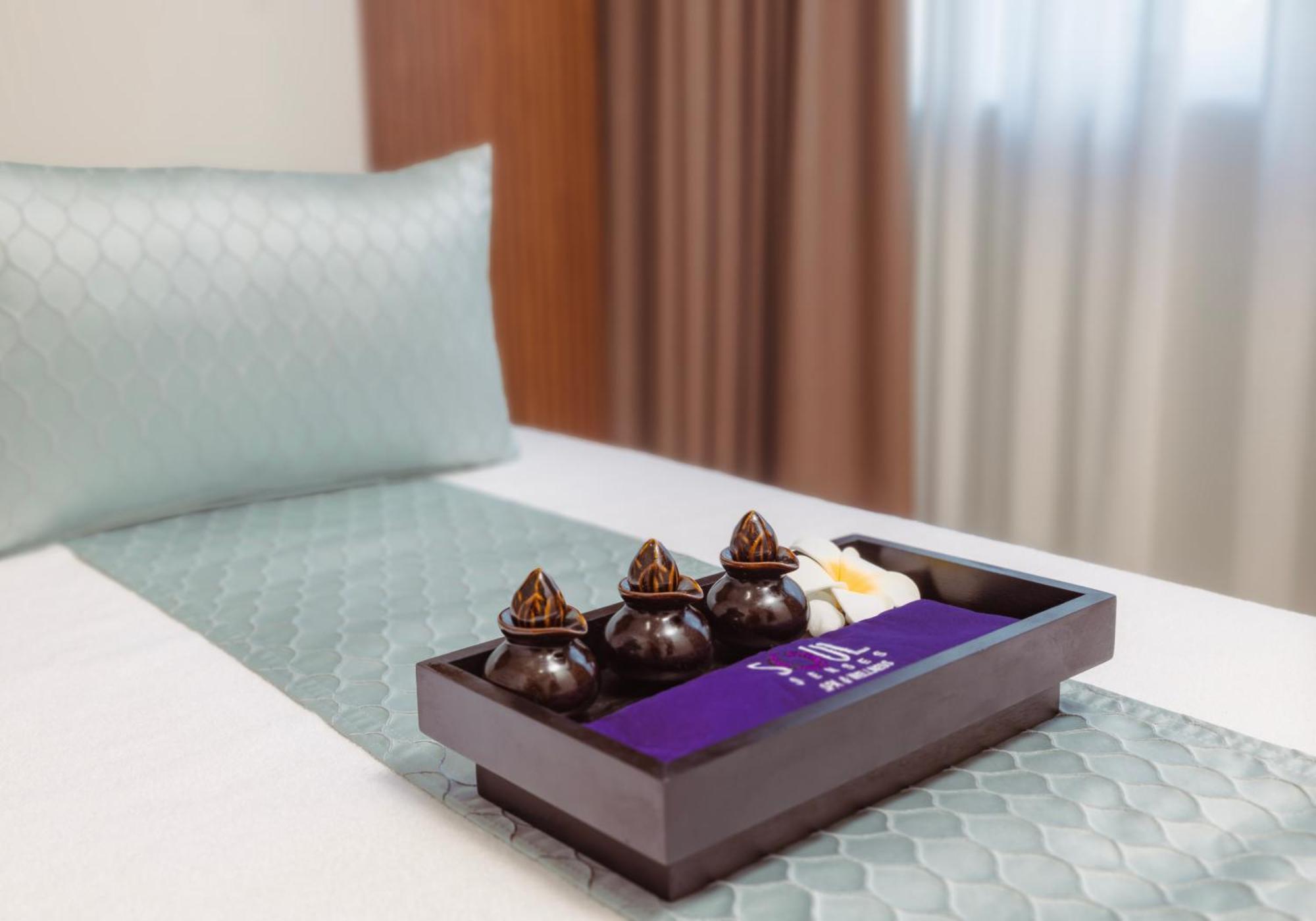 Khalidia Palace Hotel Dubai By Mourouj Gloria Dış mekan fotoğraf A tray of Thai herbal pillows