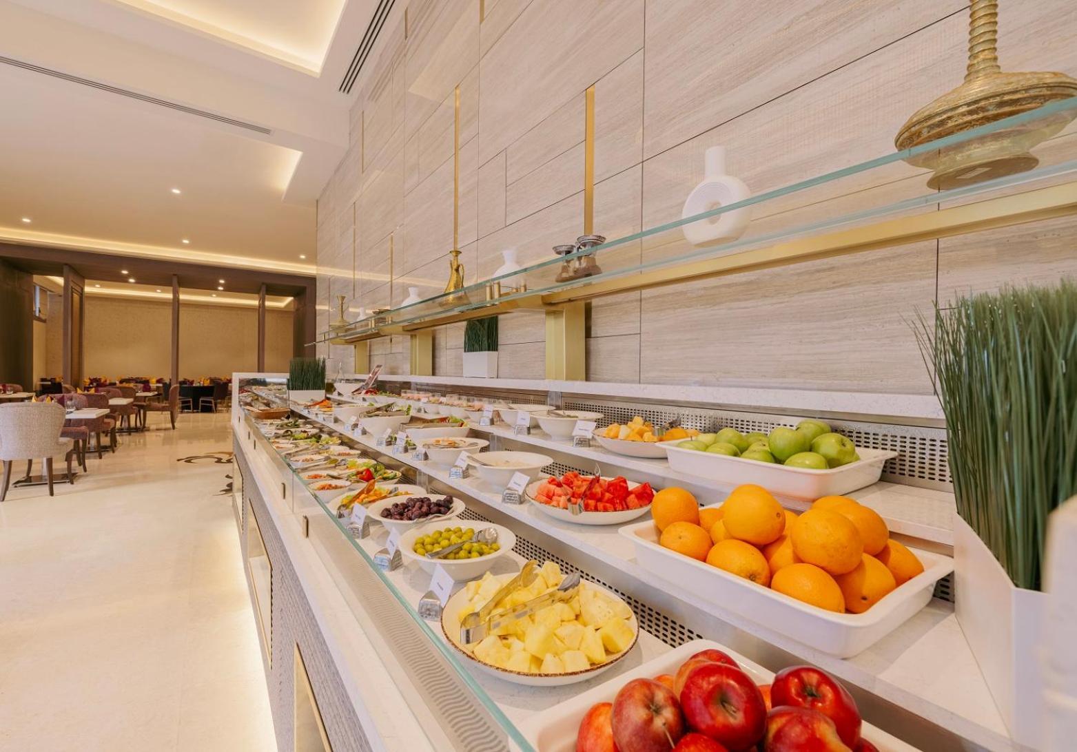 Khalidia Palace Hotel Dubai By Mourouj Gloria Dış mekan fotoğraf A buffet at a hotel
