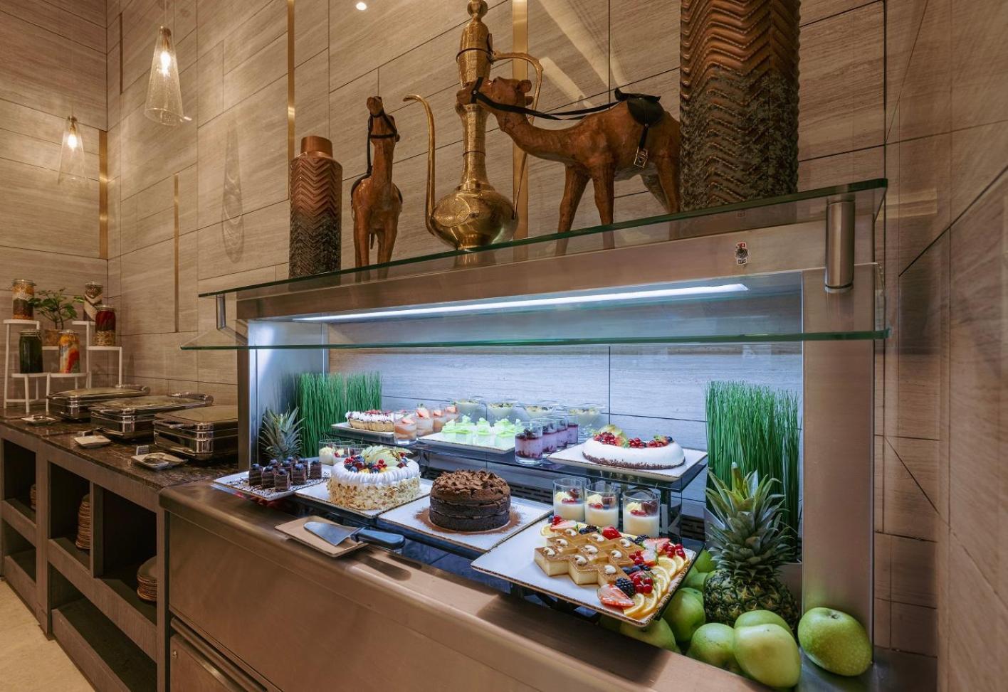 Khalidia Palace Hotel Dubai By Mourouj Gloria Dış mekan fotoğraf A dessert buffet