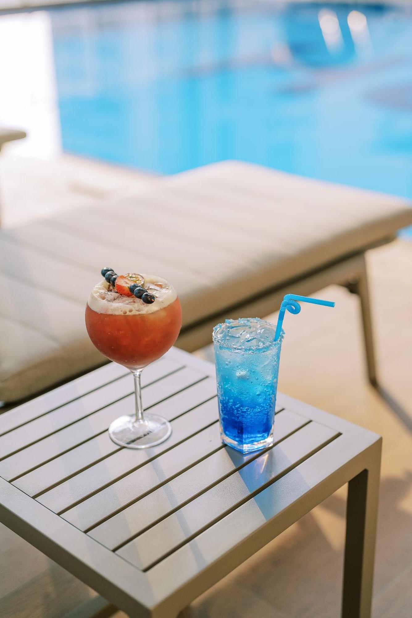 Khalidia Palace Hotel Dubai By Mourouj Gloria Dış mekan fotoğraf A Blue Hawaii (right)